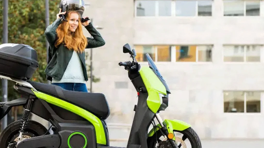 Seru dan Aman! Tips Berkendara Motor Listrik yang Wajib Kamu Coba